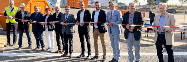 Gemeinsam mit der Geschftsfhrung der Firma INAST, Vertreterinnen und Vertretern aus dem Kreistag sowie Mitarbeitern des AWMT haben Landrat Christoph Schauder (6.v.l.) und Erster Landesbeamter Florian Busch (3.v.r.) den neuen Recyclinghof im Industriepark A 81 offiziell eingeweiht.