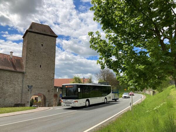 Linienbus und Fahrradanhnger mit Platz fr 14 Fahrrder: Der Radbus zwischen Weikersheim, Rttingen, Creglingen und Rothenburg ob der Tauber startet am Ostermontag, 1. April, in die Saison.