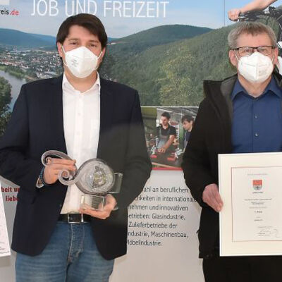 Vertreter der Ansmann AG nahmen den 1. Preis in der Kategorie ber 50 Mitarbeiter von Landrat Reinhard Frank und Dezernentin Ursula Mhleck entgegen.