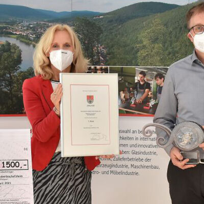 ber den 1. Preis in der Kategorie unter 50 Mitarbeitern freute sich Georg Schumann zusammen mit Landrat Reinhard Frank und Dezernentin Ursula Mhleck.