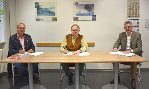 Den Vertrag zum bergang der Biomll-Abfuhr im Main-Tauber-Kreis auf das Unternehmen "Kirsch und Sohn" unterzeichneten (von links) der bisherige Auftragnehmer Joachim Seger, Abfallwirtschaftsbetriebs-Leiter Dr. Walter Scheckenbach und der neue Geschftspartner Dirk Hrle.