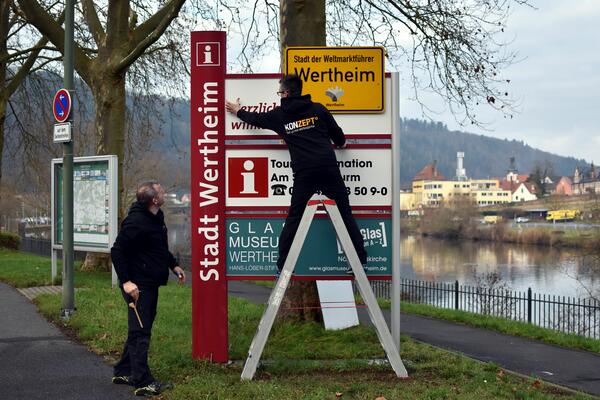 Begrungstafeln mit dem Zusatz "Stadt der Weltmarktfhrer" heien Gste in Wertheim willkommen.
