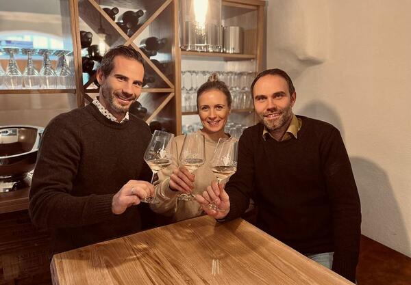 Auf die erfolgreiche Zukunft der Weinstube "grapes" stoen Stefan Kempf (rechts) und Konrad Michel (links) mit Betriebsleiterin Justine Grein an.