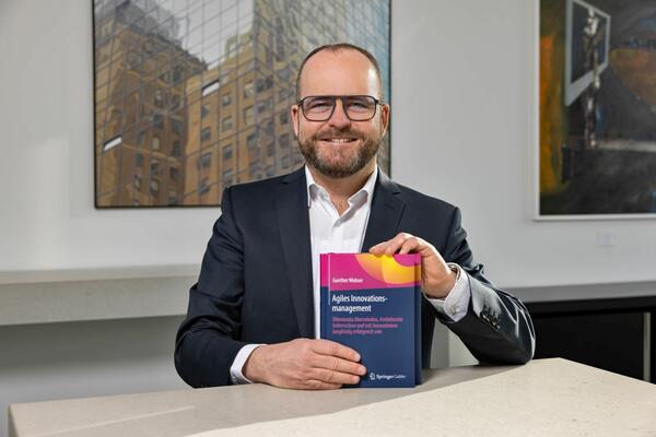 Dr. Gunther Wobser mit seinem neuen Fachbuch "Agiles Innovationsmanagement".