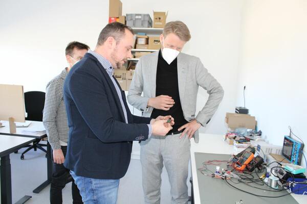 Geschftsfhrer Michael Oleynik zeigt dem Oberbrgermeister, woran die Ingenieure der Meister Automation tfteln.