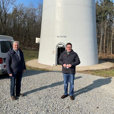 Dr. Norbert Schn, technischer Geschftsfhrer des Stadtwerks Tauberfranken und Landrat Christoph Schauder vor einer Windkraftanlage in Klsheim: Der Main-Tauber-Kreis ist der Landkreis mit der hchsten Windkraftdichte in Baden-Wrttemberg.