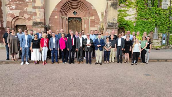 Die Teilnehmerinnen und Teilnehmer der Abschlussveranstaltung zur Bewerbung der LEADER-Region Badisch-Franken fr die neue Frderperiode 2023 bis 2027 im Kloster Bronnbach.