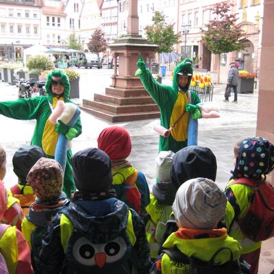 Die beiden Zahnputzkrokodile luden die Vorschulkinder des Evangelischen Kindergartens Tauberbischofsheim zu einem Tanz ein.