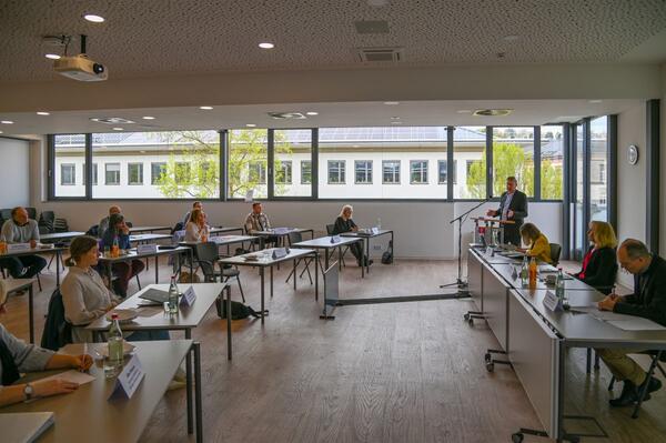 Im Landratsamt Main-Tauber-Kreis fand in Abstimmung mit dem Ministerium fr Wirtschaft, Arbeit und Tourismus eine weitere Arbeitssitzung der Regionalen Steuerungsgruppe bergang Schule - Beruf statt. 