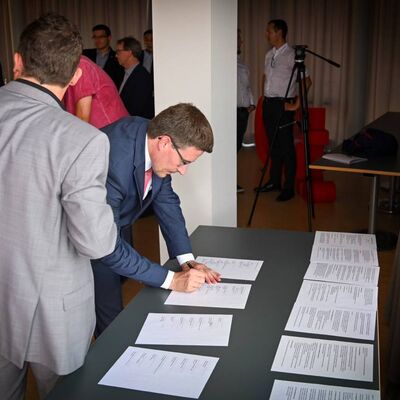 Landrat Christoph Schauder erklärte mit seiner Unterschrift den Beitritt des Main-Tauber-Kreises zum MINT-Region Main-Tauber e.V.