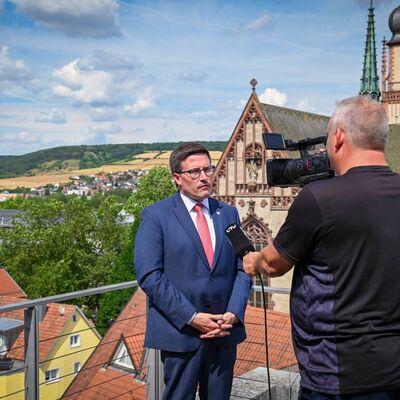 Landrat Christoph Schauder stellte sich kurz nach seiner Wahl zum Vorsitzenden des Vereins MINT-Region Main-Tauber e.V. den Fragen des Regionalfernsehens L-TV.