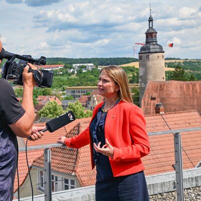 Die stellvertretende Vorsitzende Dr. Anna-Katharina Wittenstein berichtete im Fernsehinterview mit Journalist Olivier Luksch, was sie sich von der Arbeit des neuen Vereins erhofft.
