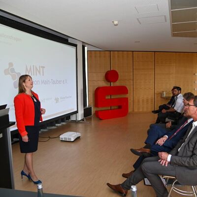 Dr. Anna-Katharina Wittenstein präsentierte den Teilnehmerinnen und Teilnehmern der Gründungsversammlung das geplante Logo des MINT-Region Main-Tauber e.V.
