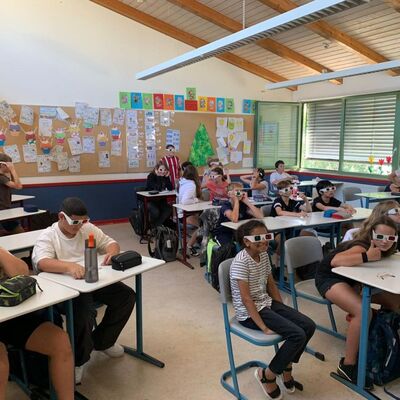 Schlerinnen und Schler erlebten mit Hilfe von Rot-Grn-Brillen die dritte Dimension: Durch die Vorbereitung im Unterricht wurden die Kinder auf die "Aktionswoche Geodsie" eingestimmt.