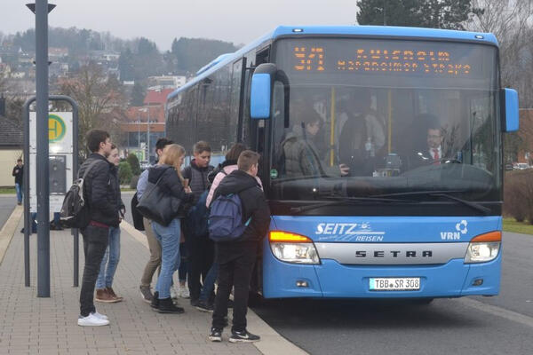 Ein Fahrzeug der blauen Busflotte im Kreis
