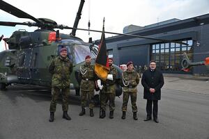 Oberst Lars Persikowski (Kommandeur des Transporthubschrauberregiments 30 in Niederstetten, links) und Landrat Christoph Schauder (rechts) vor dem NH 90 in Niederstetten.