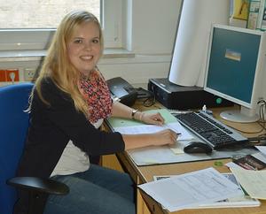 Marilena Brümmer an ihrem Arbeitsplatz im Veterinäramt in Bad Mergentheim