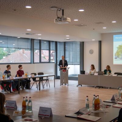 Erster Landesbeamter Florian Busch verwies auf die vielf�ltigen Aufgaben und Themen, die die jungen Menschen im Landratsamt Main-Tauber-Kreis erwarten. 