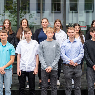 Erster Landesbeamter Florian Busch begr��te gemeinsam mit Vertretern des Amtes f�r Personal und Zentrale Dienste, der Jugend- und Auszubildendenvertretung sowie des Personalrates 21 junge Menschen zum Start ihrer Ausbildung oder ihres Studiums beim Landra