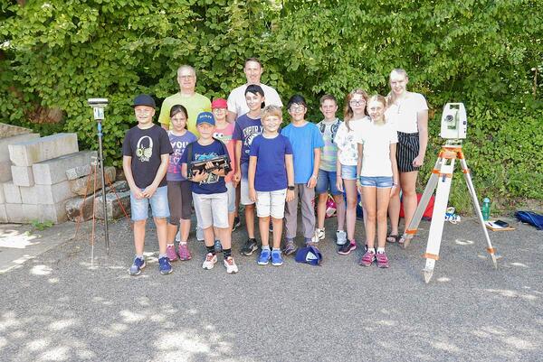 Das Bild zeigt Kinder, die am Kartenlesekurs des Vermessungs- und Flurneuordnungsamtes teilgenommen haben, gemeinsam mit den Kursleitern.