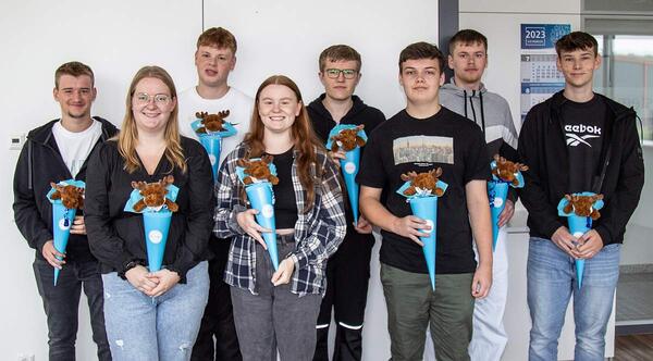 Systemair GmbH, neue Azubis mit Elcht�ten: Am ersten Tag ihrer Ausbildung erhielten die neuen Auszubildenden in Anlehnung an eine Schult�te eine kleine T�te mit dem Elch-Maskottchen der Systemair-Ausbildung und anderen Kleinigkeiten. Der Elch als schwedisches Symbol f�r die Mutterfirma in Schweden wird sie w�hrend ihrer Ausbildung begleiten - ob bei Ausbildungsmessen, Ausfl�gen oder internationalen Austauschprojekten.