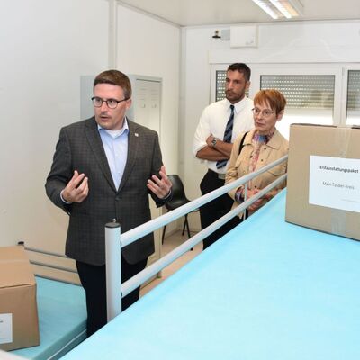 Landrat Christoph Schauder, Sozialdezernentin Elisabeth Krug und B�rgermeister Nick Schuppert besichtigten eines der Zimmer f�r drei Bewohner in der Gemeinschaftsunterkunft Weikersheim.