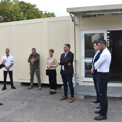 �ber die Fertigstellung der Gemeinschaftsunterkunft in einer Wohncontainer-Anlage auf dem Gel�nde des Stra�enmeisterei-St�tzpunktes Weikersheim informierten sich (von links): Landrat Christoph Schauder, der Amtsleiter f�r Immobilienmanagement, Joachim Arag�n, Sachgebietsleiter J�rgen Fickel, Sozialdezernentin Elisabeth Krug, Finanzdezernent Torsten Hauck, der Amtsleiter f�r soziale Sicherung, Teilhabe und Integration, Mathias Gruhl, sowie B�rgermeister Nick Schuppert.