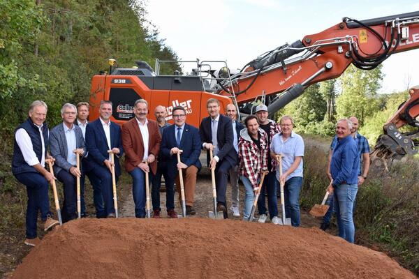 �ber den Spatenstich f�r den neuen Radweg von der Landesgrenze bei B�ttigheim bis Werbach freuten sich (von links) Kreisrat Alfred Bauch, Dezernent Werner R�ger, stellvertretender Stra�enbauamtsleiter Christian Mei�ner, Erster B�rgermeister Heiko Menig (Neubrunn), Kreisrat und B�rgermeister a.D. Ottmar D�rr, Sebastian Bokmeier (Stra�enbauamt), Landrat Christoph Schauder, B�rgermeister Georg Wyrwoll (Werbach), Xaver Baumann (Walter Ingenieure), Sebastian und Steffen Boller (Boller-Bau), Bernd Gehrig (Walter Ingenieure), Oliver Schramm (Gemeinde Werbach) sowie Michael Zwingmann (Gemeinderat Werbach sowie Boller-Bau).