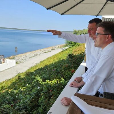 Landrat Udo Witschas aus Bautzen präsentiert Landrat Christoph Schauder die Schönheit der Lausitzer Seen. 