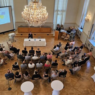 Bei einem offiziellen Treffen mit den Kolleginnen und Kollegen des Bautzener Kreistages und der Verwaltung informierte Landrat Udo Witschas die Gäste im Sitzungssaal der Kreisverwaltung über die aktuelle Entwicklung im Landkreis Bautzen.