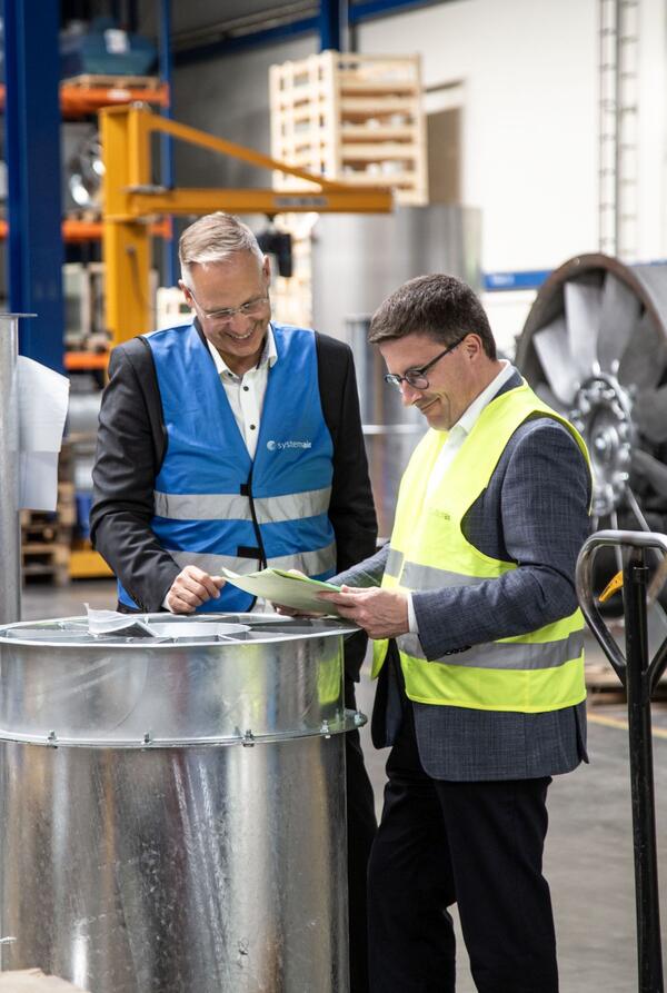 Bild vergr&ouml;&szlig;ern: Das Foto zeigt Landrat Schauder, der sich beeindruckt von der breiten Produktpalette sowie den vielfältigen Einsatzbereichen der Ventilatoren und Lüftungsgeräte von Systemair zeigte.