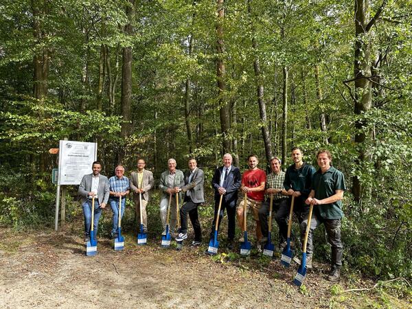 Freude �ber den Startschuss im Flurneuordnungsverfahren (v.l.n.r.): Johannes Leibold (B�rgermeister Gro�rinderfeld), Klaus Beth�user (Vorsitzender des Vorstandes der Teilnehmergemeinschaft), J�rg Hammerl (Leitender Ingenieur, Vermessungs- und Flurneuordnungsamt), Werner R�ger (Dezernent und Amtsleiter Vermessungs- und Flurneuordnungsamt), Knut Tropf (Ministerialdirigent und Abteilungsleiter Ministerium f�r Ern�hrung, L�ndlichen Raum und Verbraucherschutz), Thomas Meyer (Gesch�ftsf�hrer des Verbandes der Teilnehmergemeinschaften Baden-W�rttemberg), Benedikt Kees, Helmut Weimert (beide Mitglied des Vorstandes der Teilnehmergemeinschaft), Patrick Halbauer (stellvertretender Amtsleiter Forstamt), Christian Hofmann (Revierleiter Forstamt).