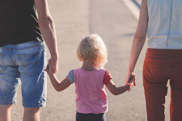 Eine Familie bei einem Spaziergang. Der Familienbericht des Jugendamtes liefert wichtige Daten f�r die Kinder- und Jugendarbeit im Landkreis.