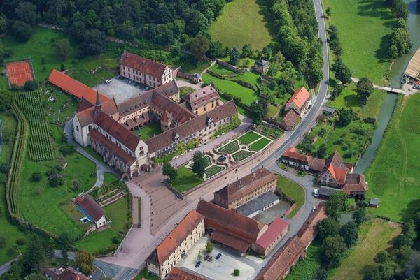 Blick auf die Klosteranlage in Bronnbach: Von der Arbeit des Internationalen Zentrums fr Kulturgterschutz und Konservierungsforschung (IZKK) profitieren auch Denkmler von nationalem Rang. 