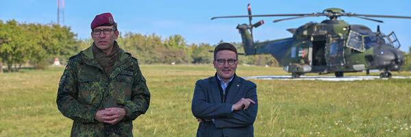 Oberst Lars Persikowski (l.) vom Transporthubschrauberregiment 30 aus Niederstetten begrte Landrat Christoph Schauder im Rahmen seiner Funktion als Tauberfrnkischer Kommandeur bei der Truppenbung Mini Sonic auf dem Standortbungsplatz in Klsheim.