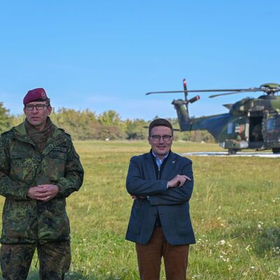 Oberst Lars Persikowski (l.) vom Transporthubschrauberregiment 30 aus Niederstetten begrüßte Landrat Christoph Schauder im Rahmen seiner Funktion als "Tauberfränkischer Kommandeur" bei der Truppenübung "Mini Sonic" auf dem Standortübungsplatz in Külsheim.