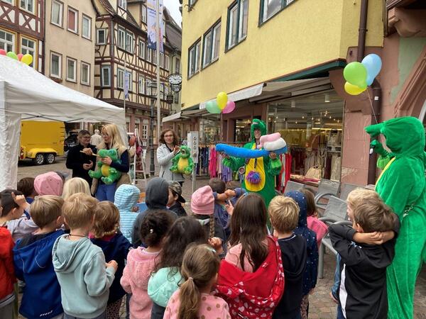 Lebensgroe Krokodile geben den Kindergartenkindern, die den Infostand der Regionalen Arbeitsgemeinschaft Zahngesundheit in Wertheim besuchten, wichtige Zahnputztipps.
