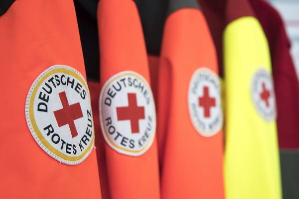 Einsatzjacken des Deutschen Roten Kreuzes (DRK): Der Landkreis will die Arbeit des DRK-Kreisverbandes Tauberbischofsheim e.V. im Katastrophenschutz weiter frdern.