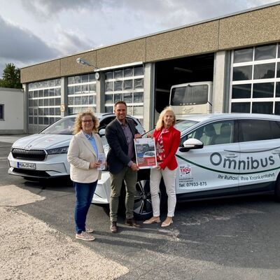 Bild vergr&ouml;&szlig;ern: Das Foto zeigt Heike Seiber (Omnibus Pflüger), Thorsten Haas (VGMT) und Ursula Mühleck (Landratsamt) bei der Betriebshofbesichtigung von Omnibus Pflüger.