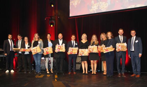 Die Jubilarinnen und Jubilare bei der offiziellen Feier der W�rth Industrie Service im Carmen W�rth Forum in Gaisbach.