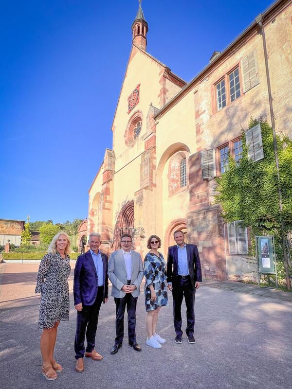 Der Wissenschaftsstandort Kloster Bronnbach soll gest�rkt werden. Landrat Christoph Schauder (Bildmitte) empfing gemeinsam mit Ursula M�hleck, Dezernentin f�r Kreisentwicklung und Bildung, die Kanzlerin der Universit�t Mannheim, Dr. Katrin Schoppa-Bauer (2.v.r.), den Leiter des Rektoratsb�ros, Lutz P�hlmann (r.), sowie den heimischen Unternehmer und Vorstandsmitglied des Freundeskreises Kloster Bronnbach e.V., Dr. Manfred Wittenstein.