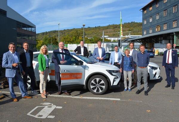 Gaben den Startschuss fr das erweiterte E-Carsharing in Bad Mergentheim (v.l.): Stadtwerks-Geschftsfhrer Paul Gehrig, VGMT-Geschftsfhrer Thorsten Haas, Kreis-Dezernentin Ursula Mhleck, Oberbrgermeister Udo Glatthaar, Max Fischbeck (Stadtwerk), Wolfgang Reiner (Vorstand Sparkasse), Siegfried Scheidel (Leiter Facility Management Sparkasse), Dorothea Grebbin (Vorsitzende Taubermobil), Thomas Landwehr (Nachhaltigkeitsbeauftragter Sparkasse), Fabian Fluhrer (Projektleiter Nachhaltige Mobilitt Stadtwerk) und Stefan Lipski (Westfrankenbahn).