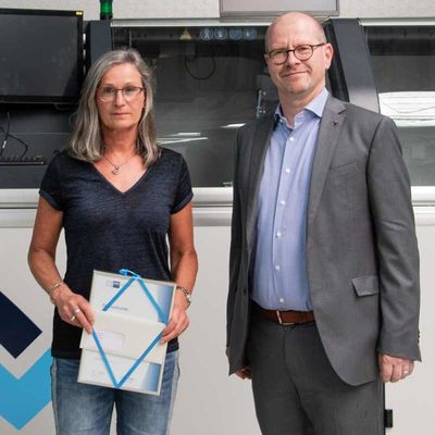 Seit 40 Jahren bei Ersa: Waltraud H�fner, hier mit Gesch�ftsf�hrer Ralph Knecht.