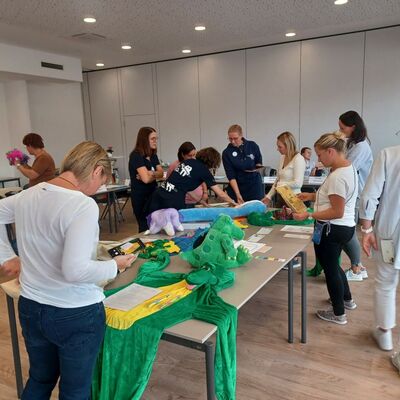 Lebendiger Austausch: Die Regionalen Arbeitsgemeinschaften f�r Zahngesundheit trafen sich im Sitzungssaal des Landratsamtes Main-Tauber-Kreis zur Medienb�rse der Fachfrauen f�r Zahngesundheit. 