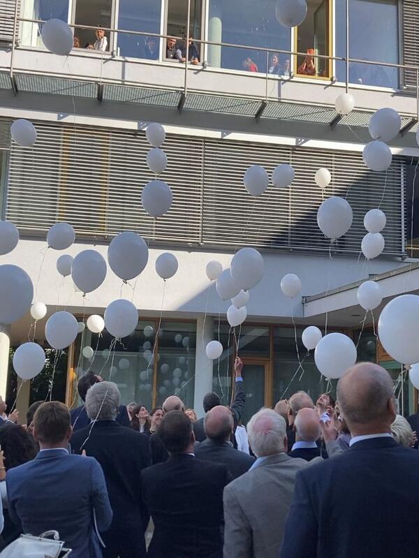 Die Kaufm�nnische Schule in Bad Mergentheim feiert ihr 100-j�hriges Bestehen. Im Rahmen der Feierlichkeiten wurden 100 umweltfreundliche Ballons in die Luft gelassen. 