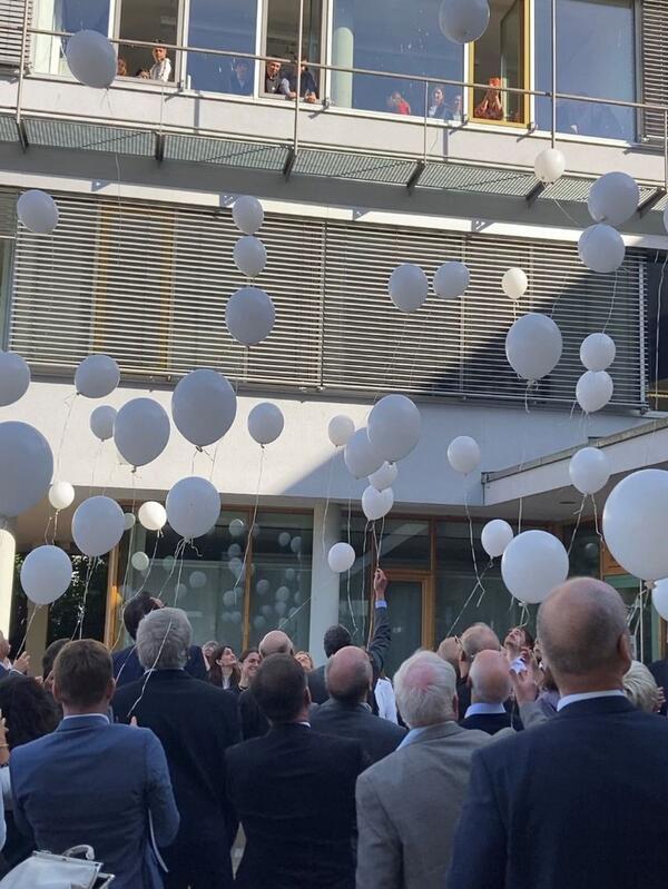 Die Kaufmnnische Schule in Bad Mergentheim feiert ihr 100-jhriges Bestehen. Im Rahmen der Feierlichkeiten wurden 100 umweltfreundliche Ballons in die Luft gelassen. 