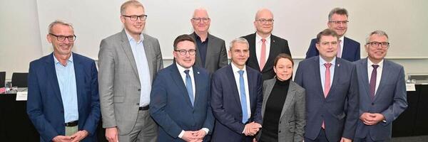 Die sieben Kooperationspartner unterzeichneten gemeinsam mit Staatssekretr Dr. Patrick Rapp im Rahmen der weltweit grten Tourismus-Messe CMT in Stuttgart die Absichtserklrung.
