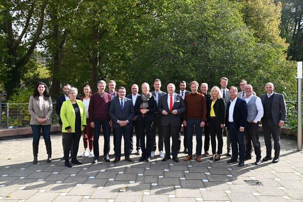 Ministerin Thekla Walker MdL (erste Reihe, vierte von links) tauschte sich mit Landrat Christoph Schauder (erste Reihe, dritter von links) und den Oberb�rgermeisterin sowie den B�rgermeisterinnen und B�rgermeistern �ber den Umsetzungsstand der Energiewende im Main-Tauber-Kreis aus.