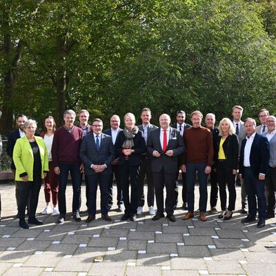 Ministerin Thekla Walker MdL (erste Reihe, vierte von links) tauschte sich mit Landrat Christoph Schauder (erste Reihe, dritter von links) und den Oberb&uuml;rgermeisterin sowie den B&uuml;rgermeisterinnen und B&uuml;rgermeistern &uuml;ber den Umsetzungsstand der Energiewende im Main-Tauber-Kreis aus.