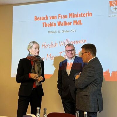 Ministerin Thekla Walker MdL (von links) im Austausch mit Verbandsdirektor Klaus Mandel vom Regionalverband Heilbronn-Franken und Landrat Christoph Schauder.